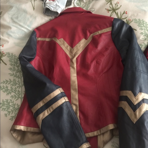 Limited edition Wonder Woman jacket - Picture 2 of 2